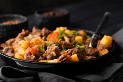 Guiso de carne sabroso y lleno de sabor