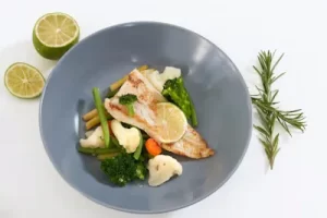 esta receta de pescado al horno con limon y hierbas es perfecta para una comida ligera y saludable