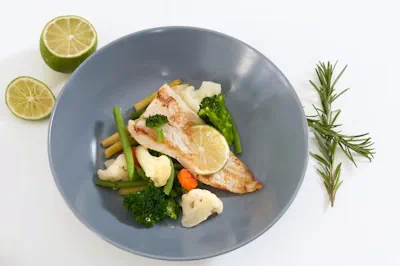 esta receta de pescado al horno con limon y hierbas es perfecta para una comida ligera y saludable
