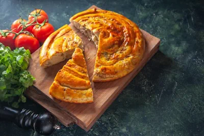 un rico pastel de pollo con verduras