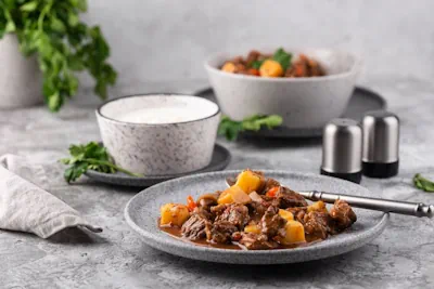 deliciosa carne con yuca y zanahoria