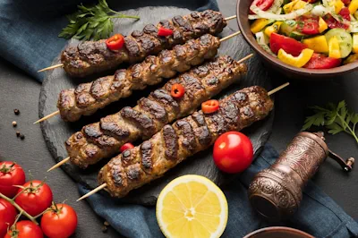 jugosos kebab de cordero