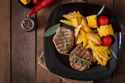 deliciosos Medallones de Filete con Tocino acompañados de Papas Gajo