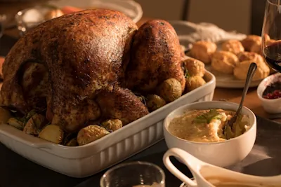 un rico y sabroso pavo relleno con papas al tomillo