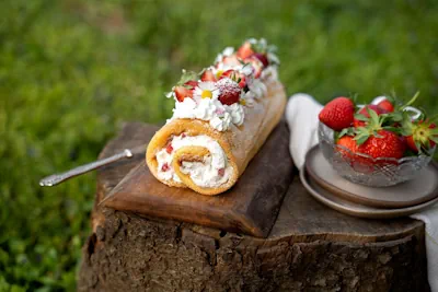 delicioso rollo con crema y frambuesa
