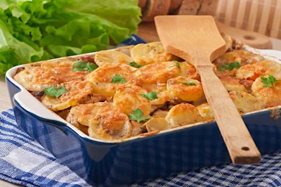 crujiente gratinado de papas con carne y champiñones