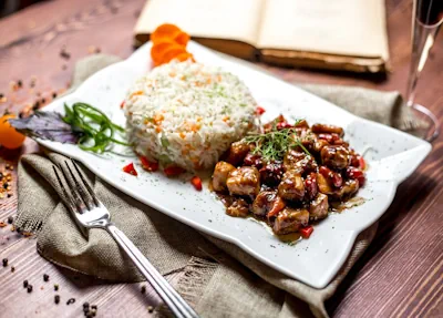 espectacular Carne frita en salsa con arroz y frutos secos