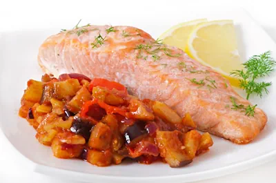 un rico Receta de Salmón con pisto de verduras