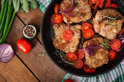 Deliciosos filetes de cerdo con tomates y romero