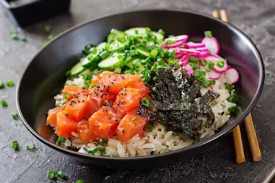 sabroso Poke hawaiano de salmón y pescado con arroz
