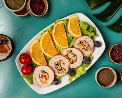 sabrosos Rollitos de Pollo rellenos con verduras y hierbas