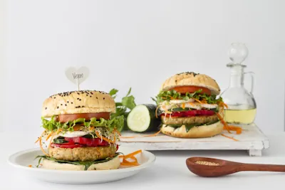Rica Hamburguesa Vegetariana con Hummus y Alcaparras