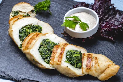 Sabrosa Pechuga de Pollo rellena con salsa de espinacas