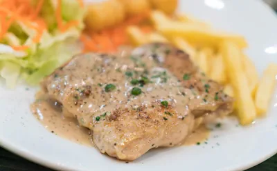 Sabrosas Chuletas al Limón con Salsa de Alcaparras