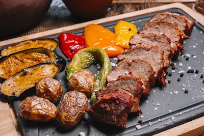 una rica Carne a la Parrilla con Verduras