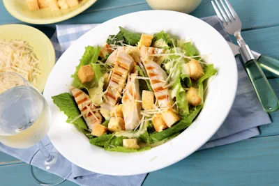 Rica Ensalada César de Pollo